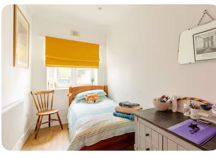 De slaapkamer is klein maar comfortabel en heeft USB-oplaadpunten bij het bed, een set laden, een kledingkast, een haardroger en stijltangen, een extra stroomadapter, een paraplu en extra draagtassen. 