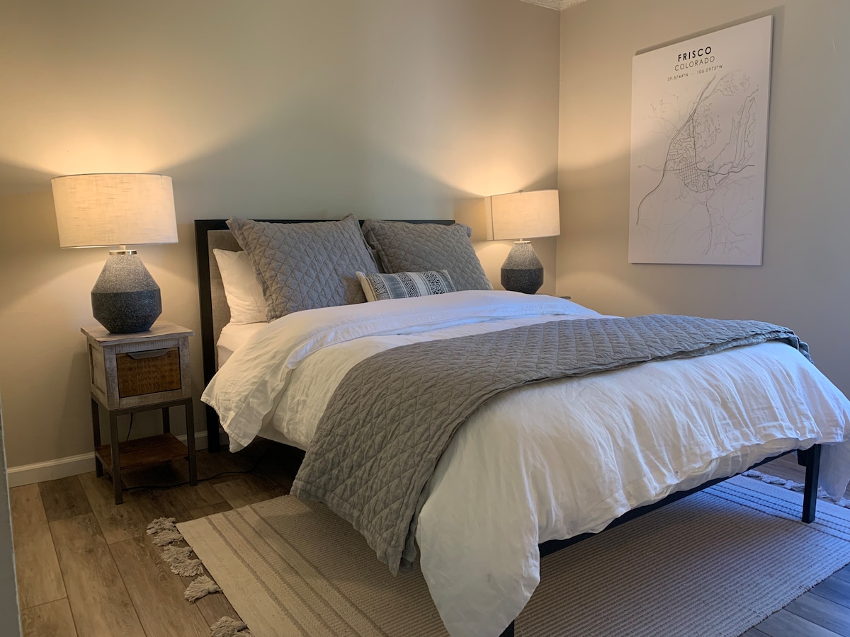 ห้องนอนควีนไซส์หลักงานศิลปะมีแผนที่ของฟริสโก