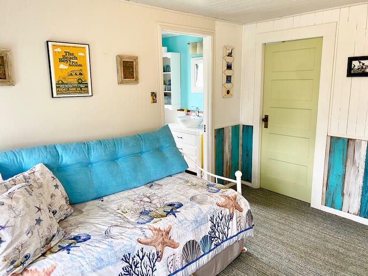 Habitación de día. Dos camas individuales. Uno debajo se saca