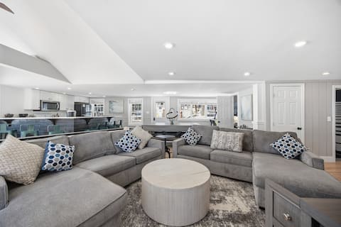 Lakefront Home with Hot Tub & Arcade