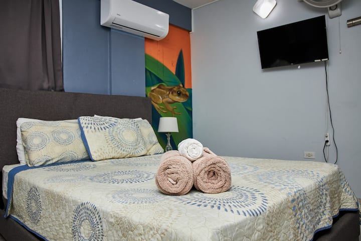 חדר נגיש לנכים בקומה התחתונה שנקרא ZENDEN עם לאנאי פרטי.
מזרן פרימיום ונוח עם מצעים ומגבות איכותיים לנוחותכם האולטימטיבית