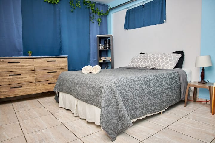 למטה:
מזרן פרימיום קווין נוח עם מצעים ומגבות פרימיום לנוחיותכם האולטימטיבית.
מתחילים באופן קבוע, נטול קפאין ותה להנאתכם
