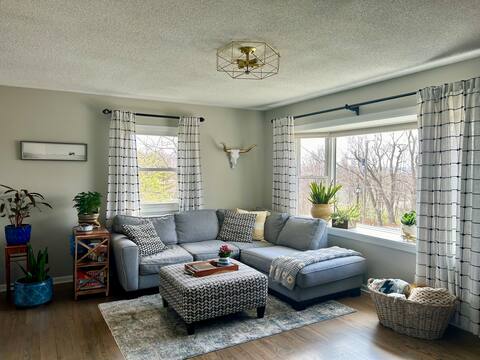 Cheerful two bedroom home in peaceful neighborhood