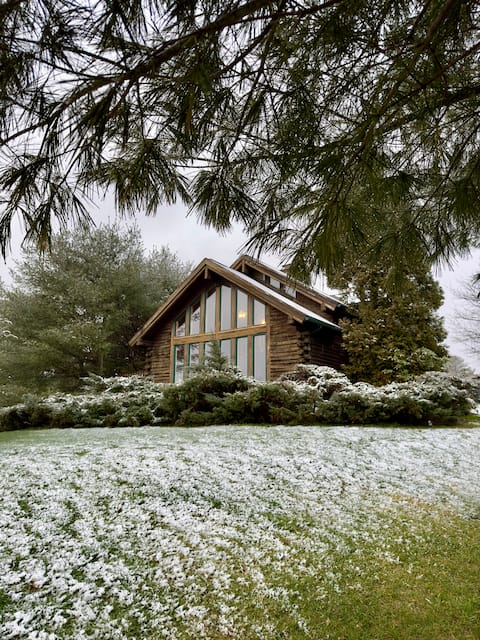 Charming Cabin Retreat- Hot Tub, Sauna + Pool!