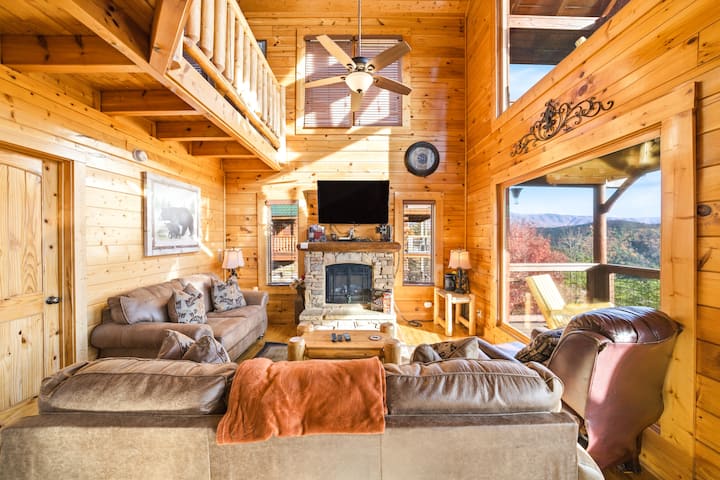 Living Room with TV with RokuTV and The Best Panoramic Views of the Valley the Mountains to enjoy the nature while sitting in the living room !!!
We have recently upgraded the sofa to provide the best experience to our guests !!!