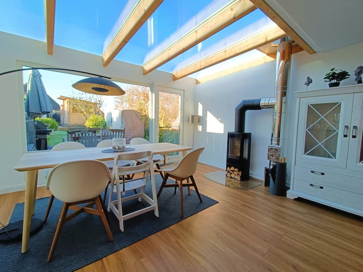 Beach house with sauna & fireplace: 700 m to the beach
