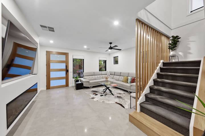 Luxurious Property Centrally Located! gallery image 2