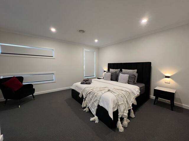 Luxurious Property Centrally Located! gallery image 5