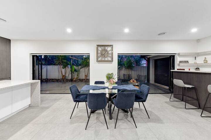 Luxurious Property Centrally Located! gallery image 4