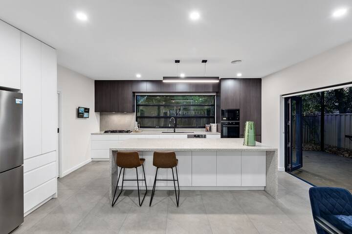 Luxurious Property Centrally Located! gallery image 3