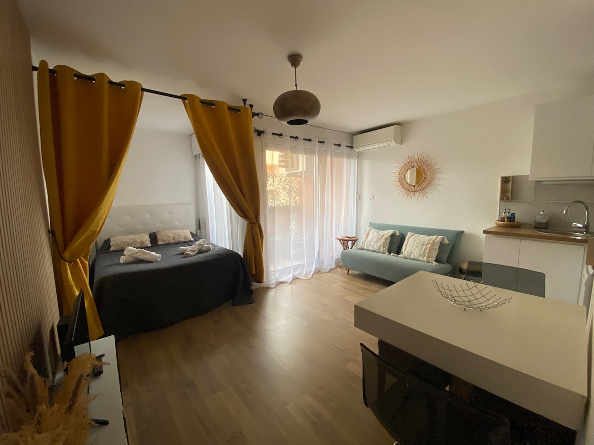Popular Airbnb listing: Downtown Air-conditioned studio with private parking in Sainte Maxime