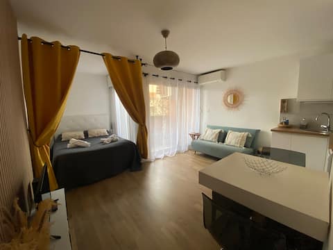 Popular Airbnb listing: Downtown Air-conditioned studio with private parking in Sainte Maxime