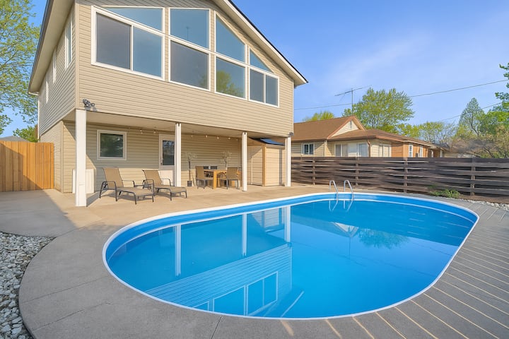 Gorgeous Poolhouse! Spacious Family Home w/Sunroom
