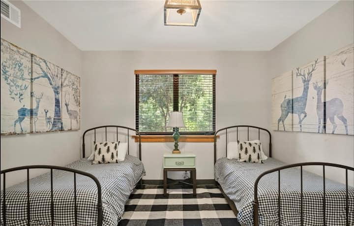 Esta linda habitación para niños es perfecta para 2, pero puede alojar cómodamente hasta 4 niños (se proporcionan colchones plegables). Muchos libros y juguetes, incluida una tienda emergente, proporcionan infinitas horas de entretenimiento para nuestros jóvenes visitantes. Hay un televisor pequeño.