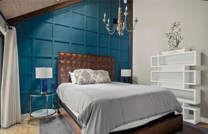 Este es el dormitorio principal más pequeño ubicado en la planta baja junto a un pasillo separado.  Esta habitación ofrece privacidad y tiene su propio baño privado, vestidor y puerta corrediza que conduce al patio. Los dos tragaluces proporcionan mucha luz, ¡incluidas las estrellas!