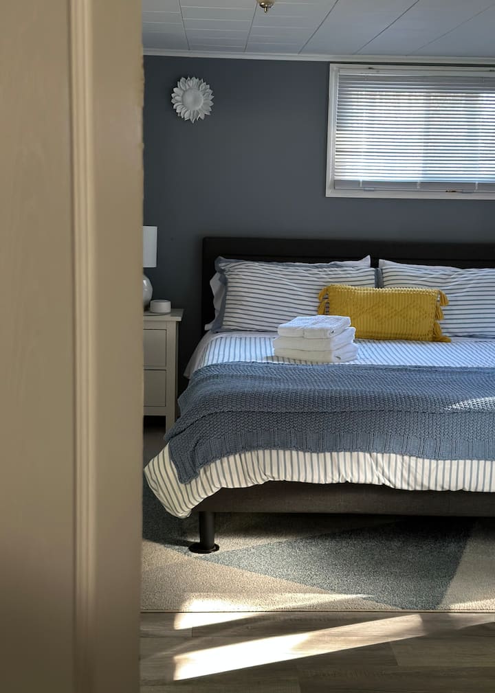 Голямо двойно легло, единично легло, бюро и стол, самостоятелна баня и тоалетна 