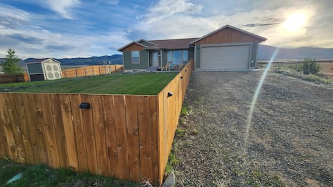 Classy 3-Bedroom Fishing Cottage with amazing lake and mountain views