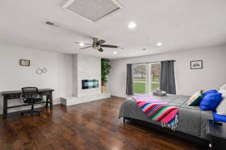 Relax in your spacious retreat with cozy fireplace (doesn't turn on), hardwood floors, and peaceful neighborhood views from the large windows. (No TV)