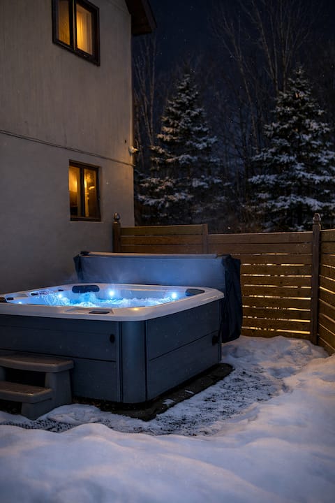 Chalet by Lake w. Hot tub, Game Rm & EV-Charger