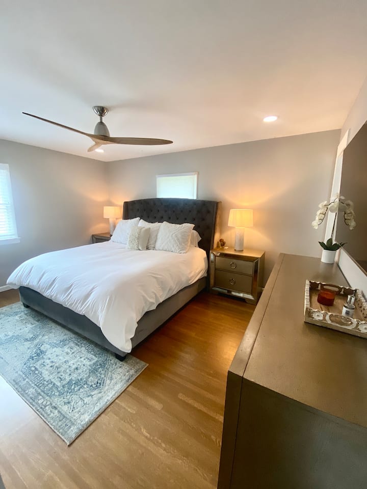 ห้องนอนนี้มีเตียงขนาดคิงไซส์ทีวีจอแบนเฟอร์นิเจอร์ยกระดับและห้องน้ำในตัว ยังมีตู้เสื้อผ้าขนาดใหญ่พร้อมไม้แขวนเสื้อเตารีดและโต๊ะรีดผ้าและพัดลมเพดานที่ควบคุมด้วยรีโมทคอนโทรลรวมถึงไฟแบบฝังบนไฟหรี่ 