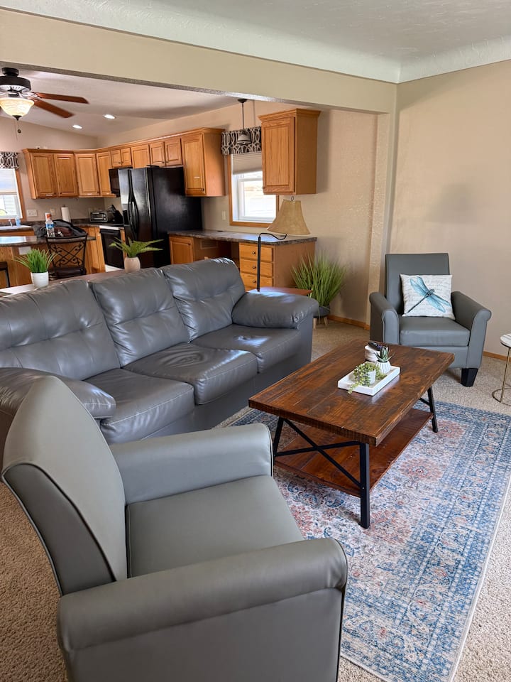 Ultimate 4-bedroom Getaway W/ Hot Tub & Pool Table - Waterloo, IA