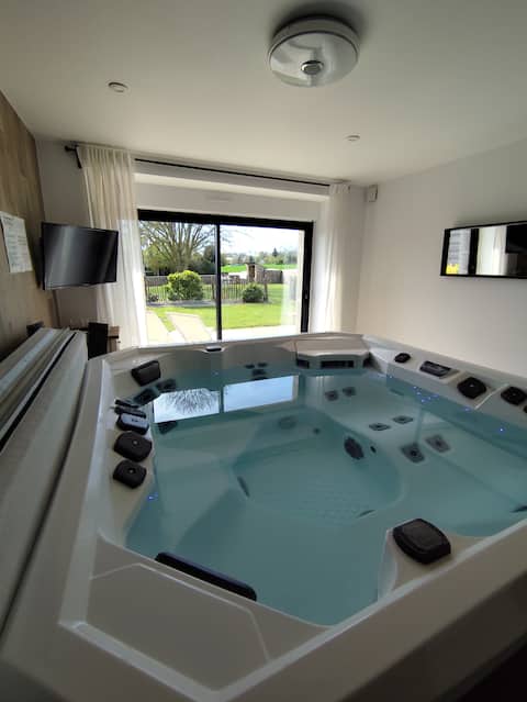 Cottage with private HOT TUB, Bay of Mont-Saint-Michel