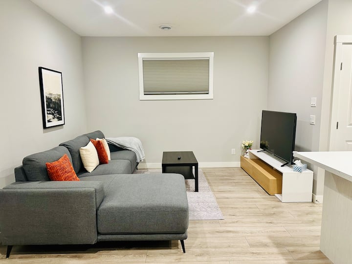 A Luxurious 1 Bedroom Suite Close To The Airport - Calgary