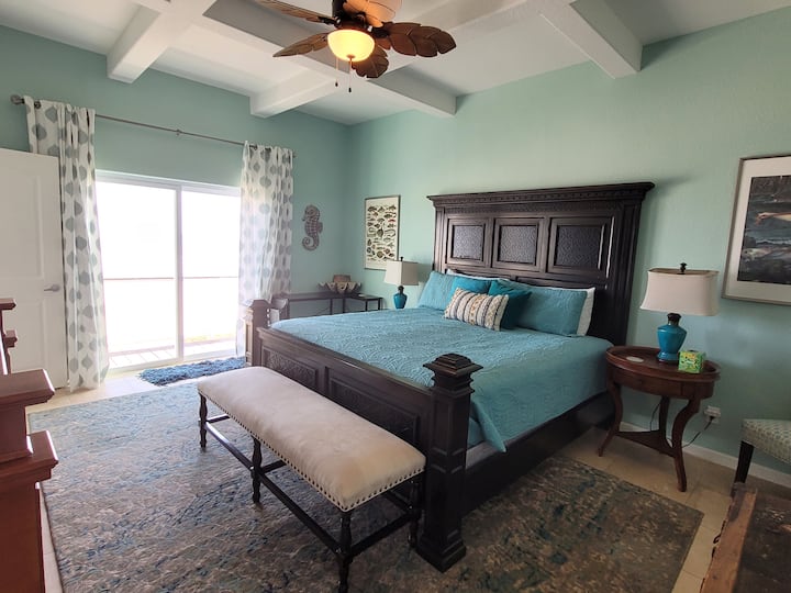 BR1: Apartmán Primary King má super pohodlnú posteľ s novým matracom a krásnym výhľadom.  Malý balkón Julie vám umožní vychutnať si čerstvý vzduch.