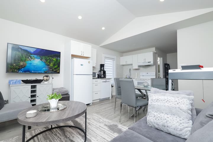Chic 1-bedroom Apartment In The Heart Of Downtown - Niagara Falls