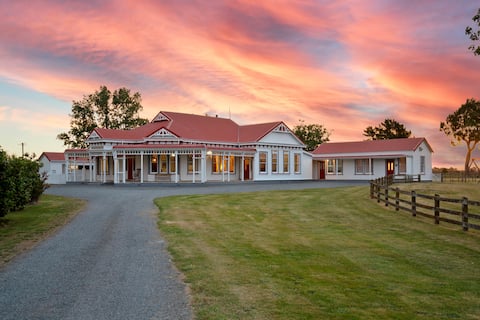 Large vineyard villa with pool, spa & yoga studio