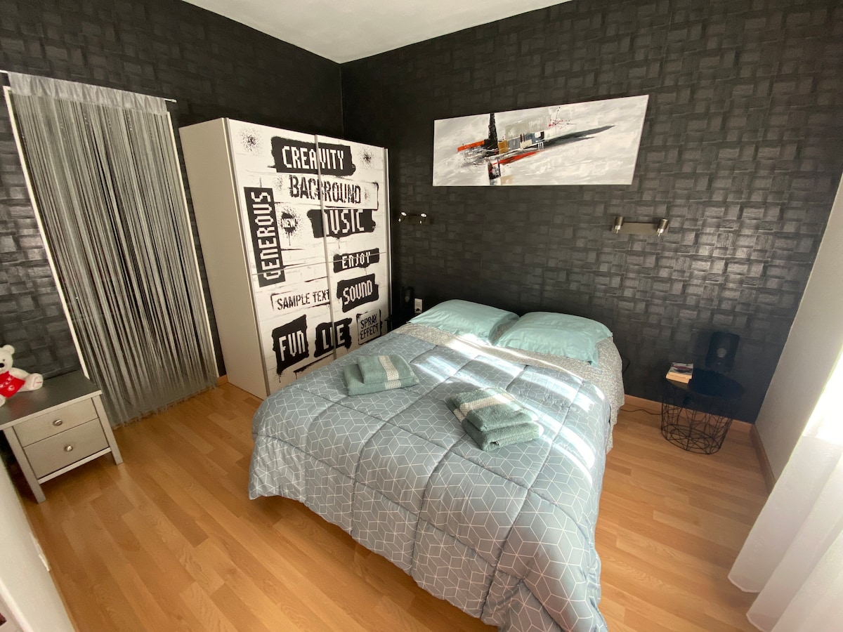 卧室与带电动百叶窗的卫生间相连。 
