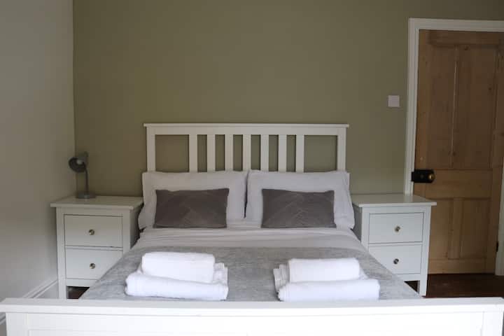 يقع في الطابق الثاني في مقدمة العقار مع ميزات أصلية. يشمل ؛ سرير مزدوج وطاولات بجانب السرير وخزانة ملابس كبيرة ومكتب كامل الحجم ومرآة كاملة الطول. 