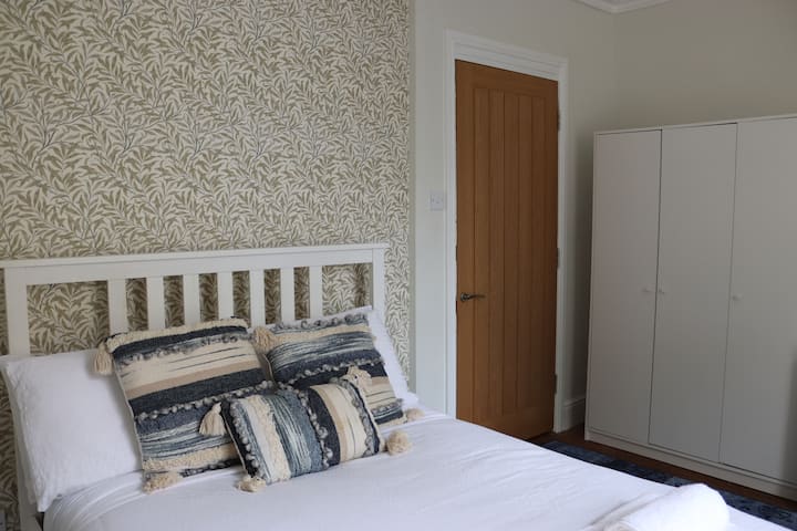 يقع في الطابق الأول في مقدمة العقار مع ميزات أصلية. يشمل ؛ سرير مزدوج، طاولة بجانب السرير، خزانة ملابس كبيرة، مكتب كامل الحجم، صندوق من الأدراج بما في ذلك مجفف الشعر والمرآة. 