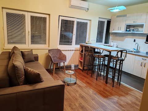 Popular Airbnb listing: Cozy green house (free parking spot) in Чукарица