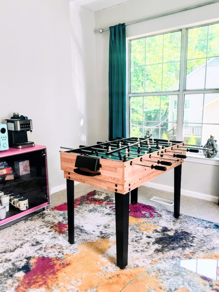 Úžasný stôl na viaceré hry 12 v 1! Obsahuje stolný futbal, biliard, vzdušný hokej, stolný tenis, šach, dámu, backgammon, shuffleboard, bowling, karty a kocky.