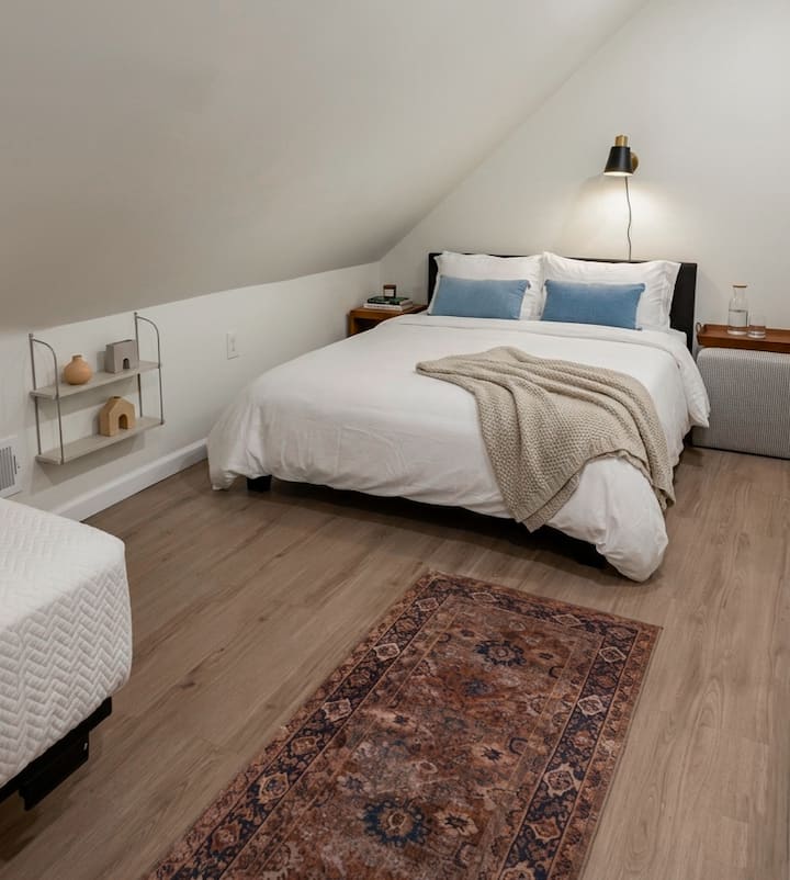 Disfruta del encanto arquitectónico en este retiro luminoso y espacioso. Con líneas limpias e iluminación de calidad profesional, este espacio combina el minimalismo moderno con una comodidad acogedora y de alto nivel. Perfecto para quienes buscan una escapada tranquila y elegante.