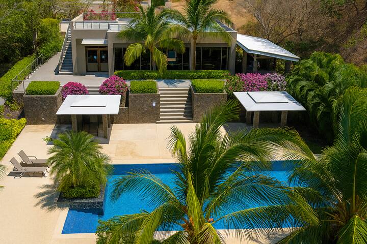 Huge Views, 3 Bed/3Bath, Pool, Gym + Walk Anywhere