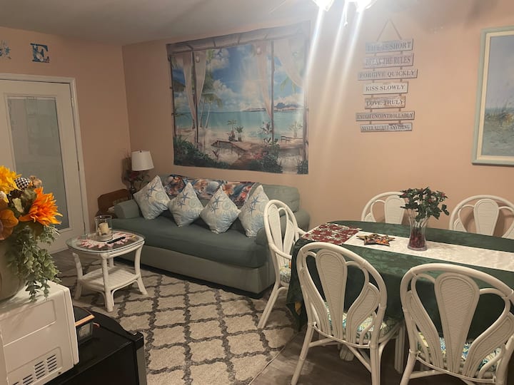 Cozy Bedroom With On Suite Living Room. - Panama City