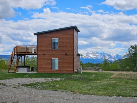 Cozy 2 bedroom cabin w/ a terrific mountain view!
