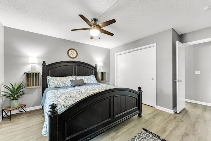 Safi na yenye starehe, na bafu liko karibu na chumba hiki. Kitanda aina ya kingi chenye mashuka mapya kabisa.