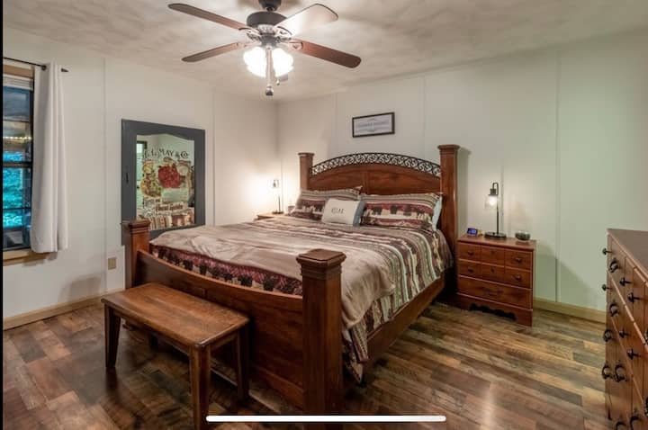 Hlavná spálňa s manželskou posteľou veľkosti King.  