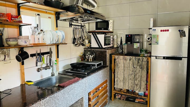 六床混合背包房|斜坡客棧 Kivala Hostel|金門閩南建築背包客棧 - Taiwán