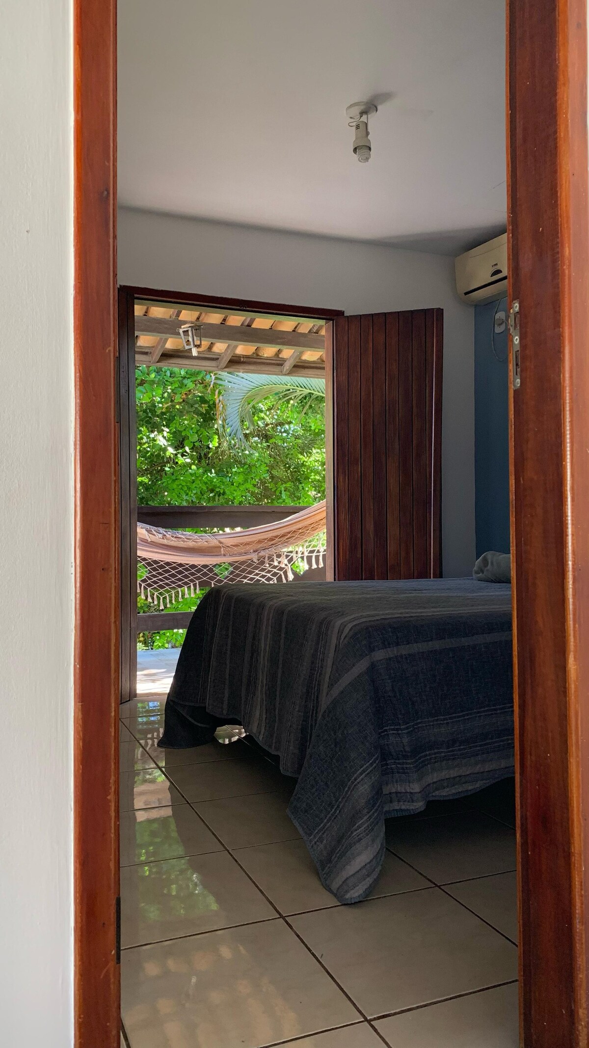 Suite con aire acondicionado, cama doble, vistas a la piscina con balcón y armario.