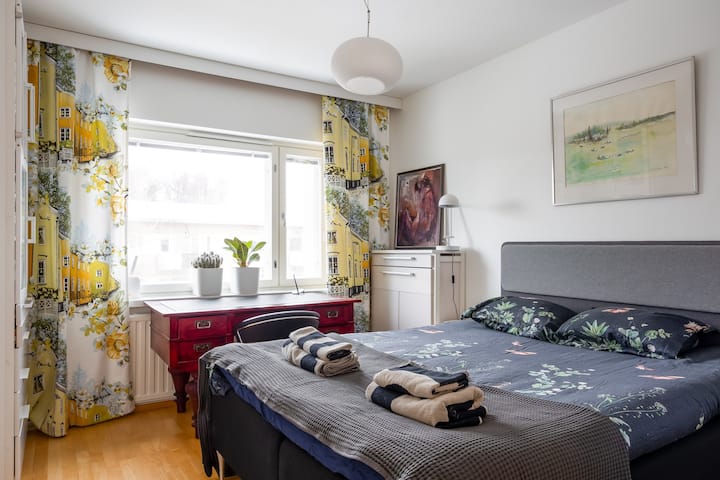 Საძინებელში არის 160 სმ სიგანის ტემპური საწოლი კომფორტული მატრასით. 