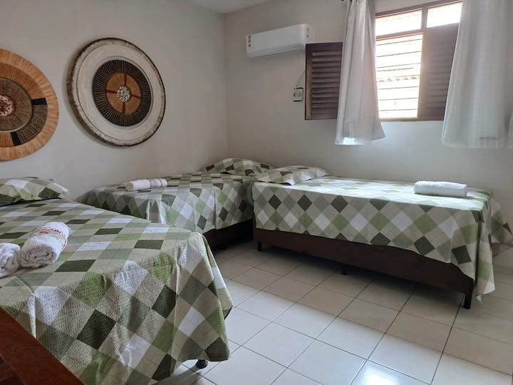 Një krevat dopio dhe dy krevate tek. 
Banjë private dhe ajër i kondicionuar. 