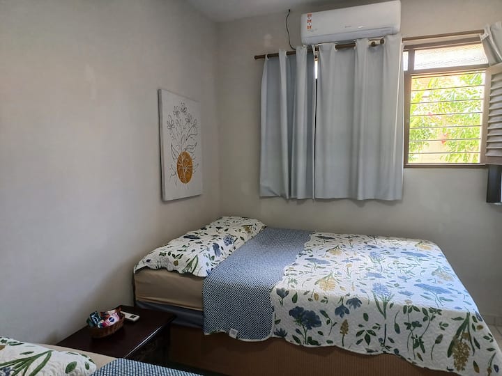 Një krevat dopio, një krevat tek dhe një krevat fëmijësh. 
Me ajër të kondicionuar dhe banjë private. 
Ofrojmë çarçafë dhe peshqirë. 