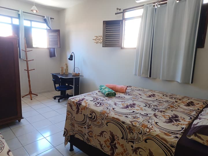 Escrivaninha në dhomë. 