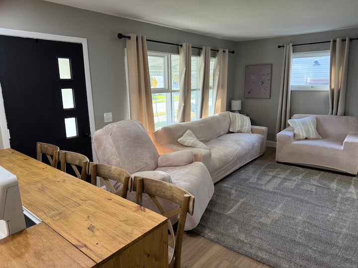 Home Away From Home With Private Yard - Lancaster, NY