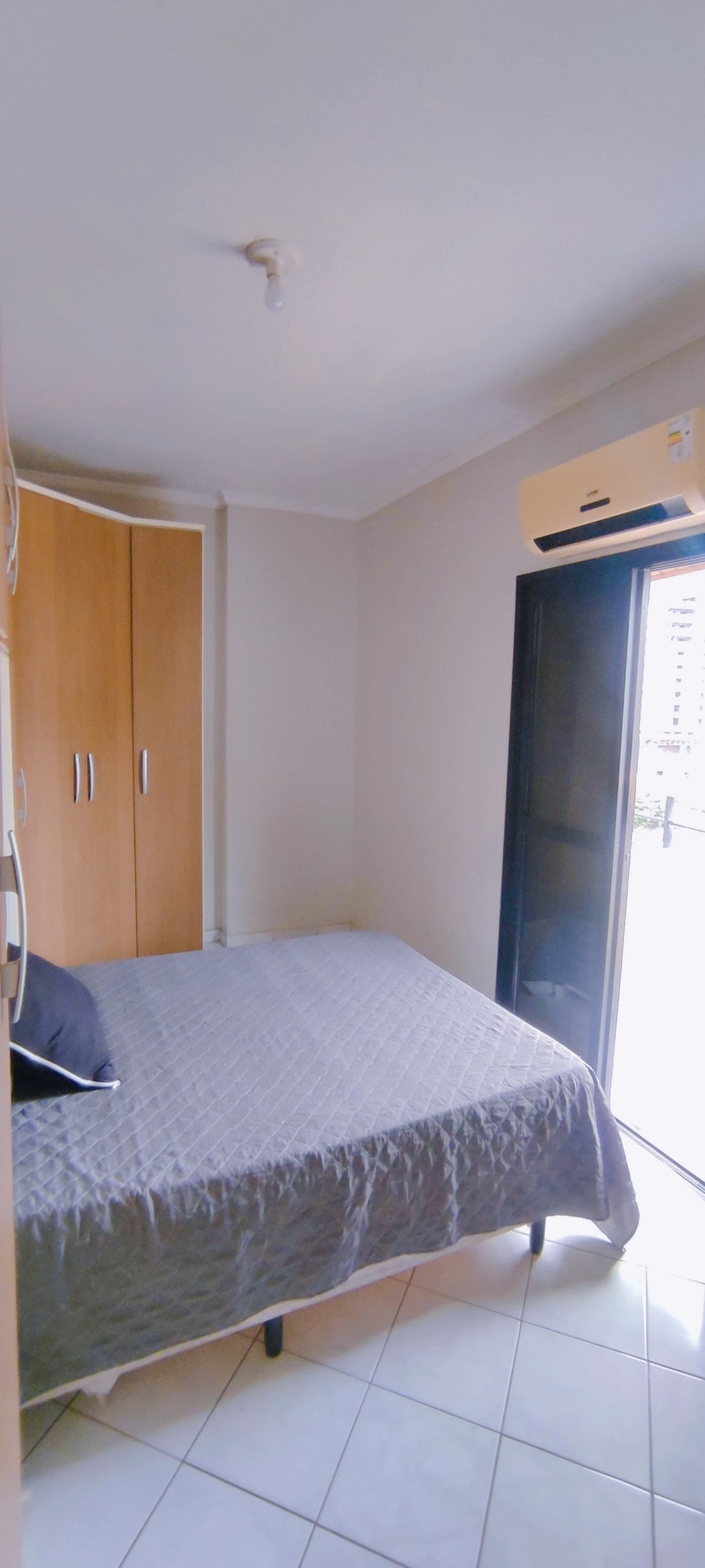 Апартамент с балкон и басейн и изглед към морето.