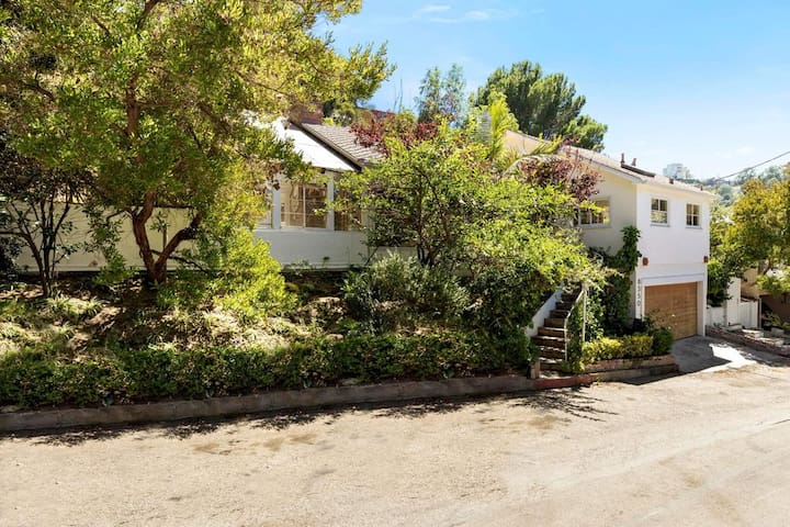 Relax in beautiful & cozy home 3BR w/ Pool gallery image 2